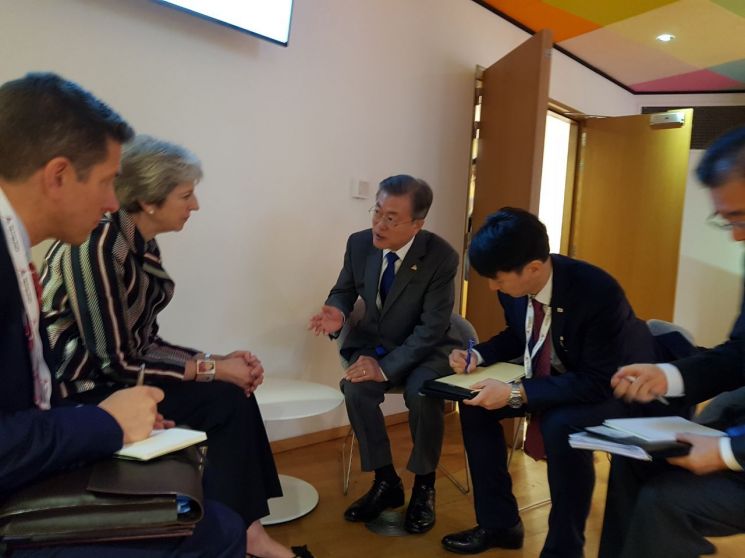 문재인 대통령이 19일(현지 시간) 벨기에 브뤼셀 유로파빌딩에 있는 아시아유럽정상회의(ASEM) 회의장에서 테리사 메이 영국 총리를 만나 이야기를 나누고 있다. 
사진=청와대