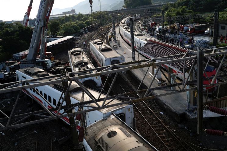 대만 '최악의 열차탈선 사고' 사상자 205명…통행일부 재개