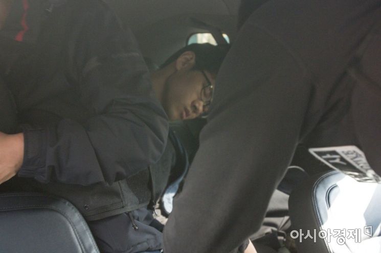 강서구PC방에서 아르바이트생을 살해한 혐의를 받는 김성수(29)씨가 정신감정을 받기 위해 22일 서울 양천경찰서를 나서고 있다./강진형 기자aymsdream@