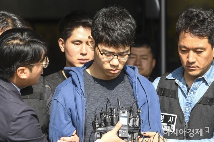 강서구PC방에서 아르바이트생을 살해한 혐의를 받는 김성수(29)씨가 정신감정을 받기 위해 22일 서울 양천경찰서를 나서고 있다./강진형 기자aymsdream@