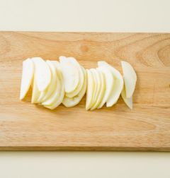 1. 사과는 껍질을 벗기고 모양대로 슬라이스한다.