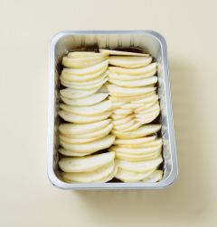 4. 버터와 흑설탕 졸인 것을 파이틀에 붓고 슬라이스한 사과를 보기 좋게 펼쳐 얹는다.