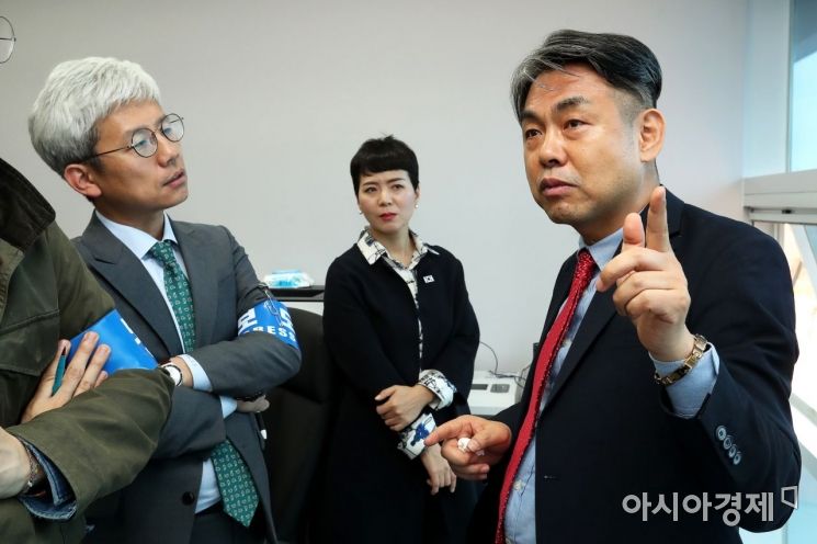 [포토]집무실 소개하는 김창수 남북공동연락사무소 사무처장