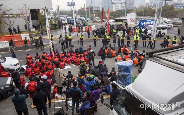 [포토] 노량진 수산시장 구 시장 앞에 앉은 상인들