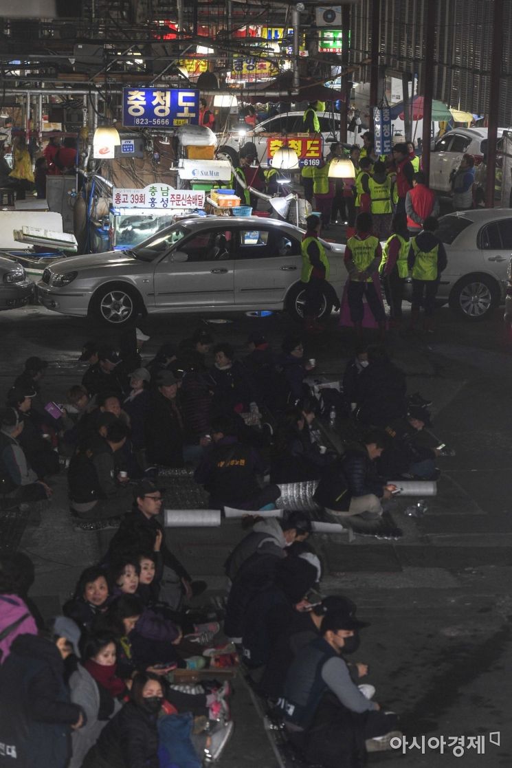 [포토] 노량진 구 시장 안에 모인 상인들