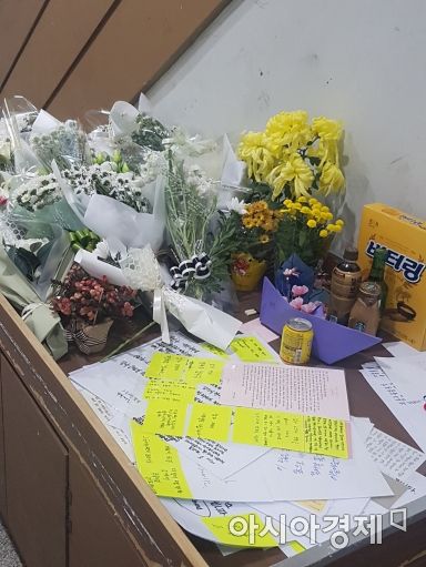 서울 강서구의 한 PC방에서 살해 당한 신모(21)씨를 추모하는 꽃과 메시지를 적은 쪽지가 사건 현장에 놓여 있다. 사진=김민영 기자