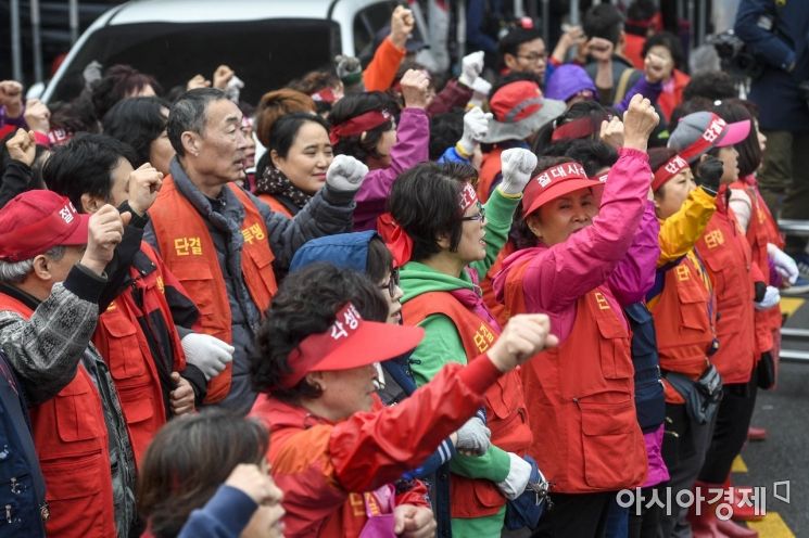 [포토] 구호 외치는 노량진 구 시장 상인들
