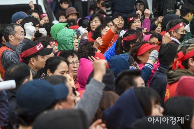 [포토] 생존권 보장 촉구하는 노량진 구 시장 상인들