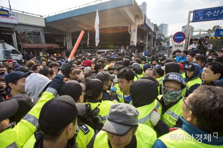 [포토] 노량진 구 시장으로 진입하는 명도집행인들