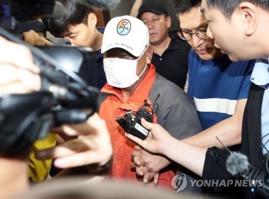전북 군산시 장미동 한 주점에 불을 지른 혐의로 긴급체포된 이모(55)씨가 지난달 18일 새벽 병원 치료를 받기 위해 군산경찰서를 나가고 있다.사진=연합뉴스