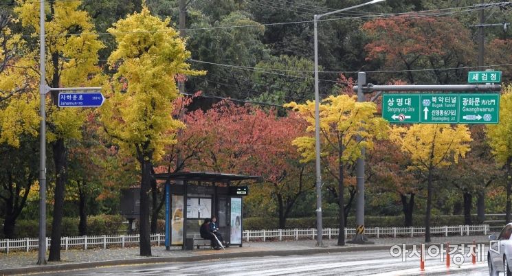 [포토] 가을비 내리는 버스정류장