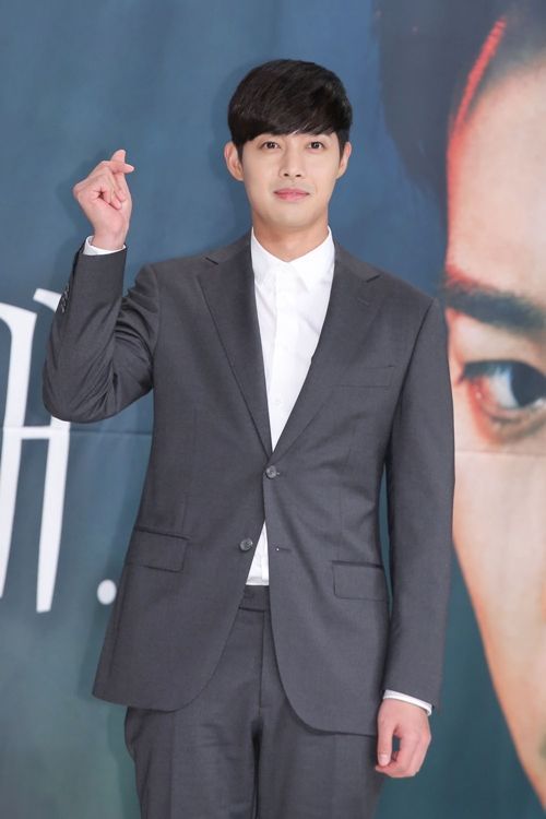 김현중이 '시간이 멈추는 그때' 제작발표회를 통해 4년 만에 복귀 인사를 했다.