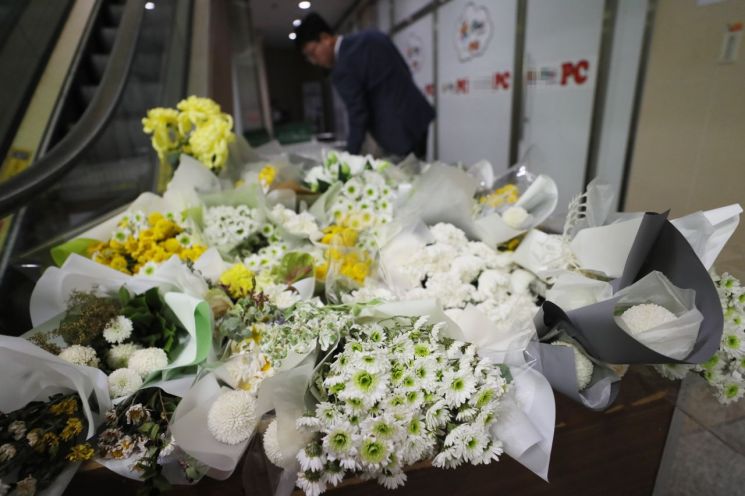 22일 오전 서울 강서구의 한 PC방 앞 흉기 살인사건으로 목숨을 잃은 아르바이트생을 추모하는 공간에 추모하는 국화가 놓여 있다. 지난 14일 서비스가 불친절하다는 이유로 아르바이트생을 흉기로 찔러 숨지게 한 혐의를 받는 김성수 씨는 이날 공주 치료감호소로 옮겨져 길게는 한 달간 정신감정을 받는다. 사진=연합뉴스