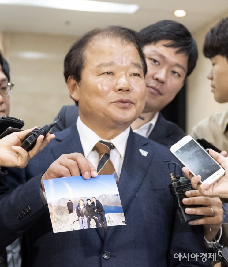 [포토] 백두산 사진 보여주는 신한용 개성기업협회장