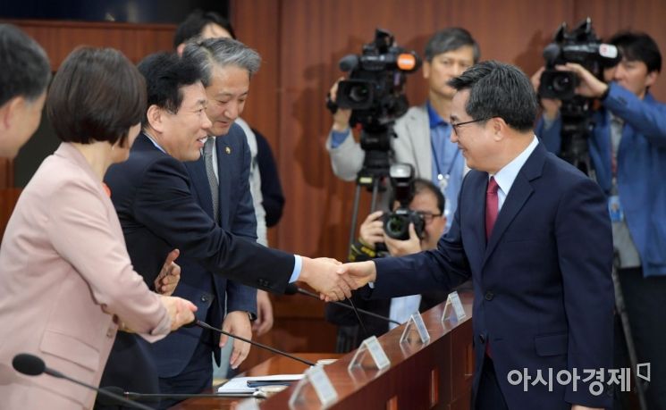 [포토]정태호 일자리수석과 악수하는 김동연 경제부총리