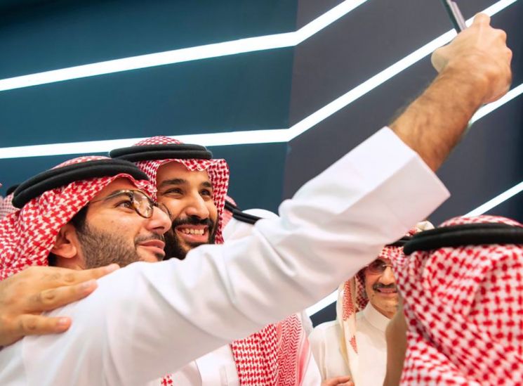 [포토]환한 미소로 셀카 촬영중인 빈살만 사우디 왕세자