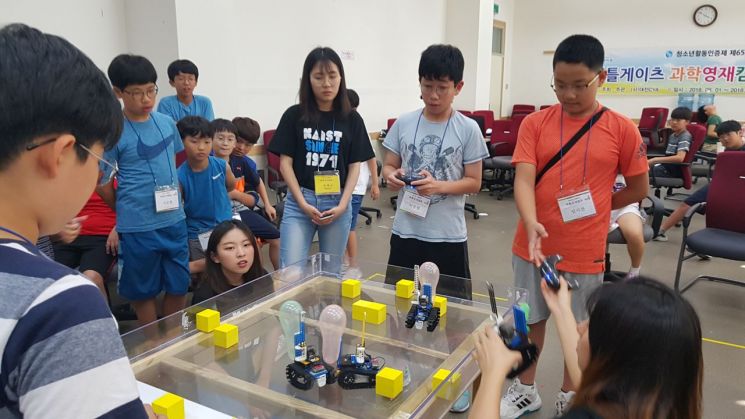 리틀게이츠가 운영하는 과학영재캠프에서 참여 학생들이 각자가 만든 로봇으로 팀별 배틀 게임을 벌이고 있다. 리틀게이츠 제공