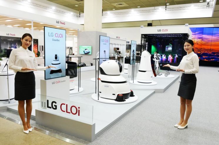 LG전자 모델들이 클로이를 소개하고 있다.