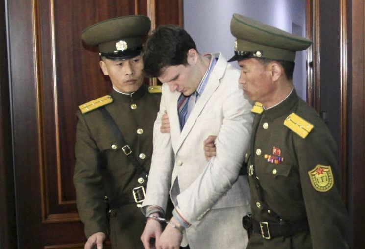 2017년 북한에 억류됐다 풀려난 후 며칠 만에 숨을 거둔 미국인 오토 웜비어(가운데)