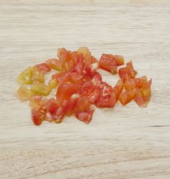 1. 토마토는 끓는 물에 살짝 데쳐서 껍질을 벗기고 씨 부분을 제거한 뒤 직경 0.5cm로 자른다.