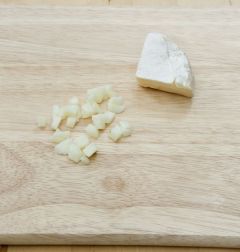5. 소프트 치즈는 작게 썬다.