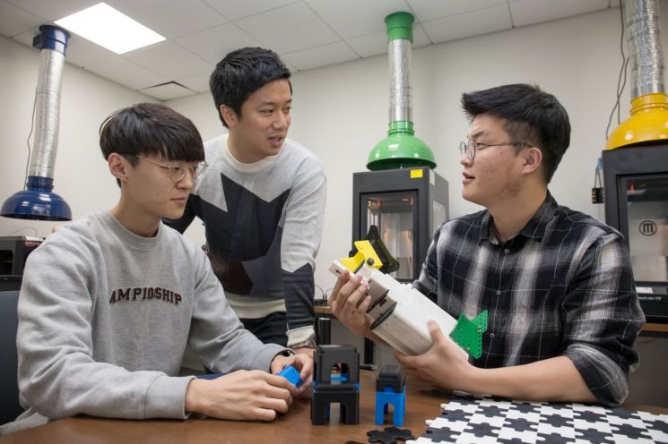 삼성전자-서울대 공동연구소에 위치한 C랩 팩토리에서 C랩 과제원들이 3D 프린터를 활용해 테스트 제품을 만들고 있다.