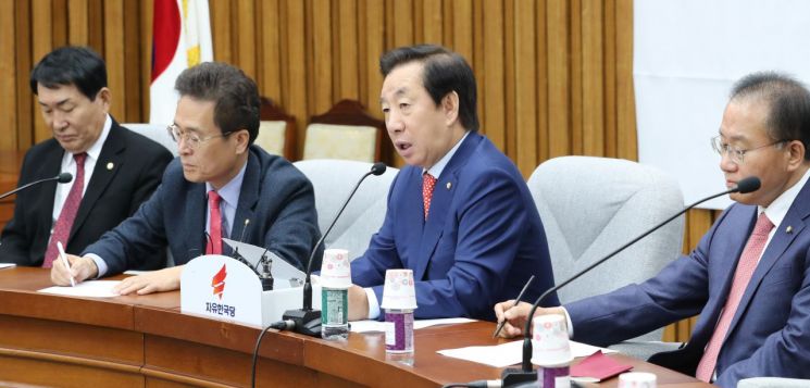 與 "들개 자처한 김성태 ‘막말잔치’에…홍준표까지 가세해 막말배틀“