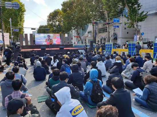 27일 서울 혜화역 2번 출구 일대에서 '곰탕집 성추행 사건'을 규탄하는 '당당위'의 집회가 열렸다. 집회엔 당초 신고인원 1만5000명의 미치지 못하는 100여명이 참석했다. (사진=이승진 기자)