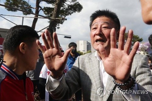 ‘임창용 방출 반대’ KIA 팬들, 김기태 감독 퇴진 시위