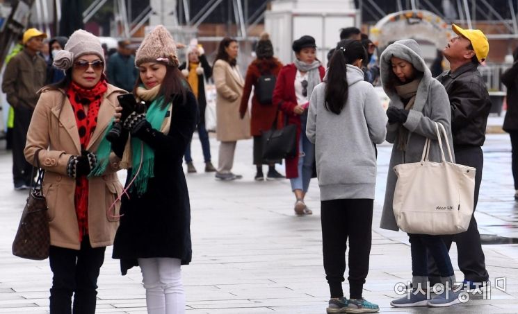 서울 광화문광장 인근에서 외국인 관광객들이 두터운 옷을 입고 광장을 거닐고 있다./김현민 기자 kimhyun81@