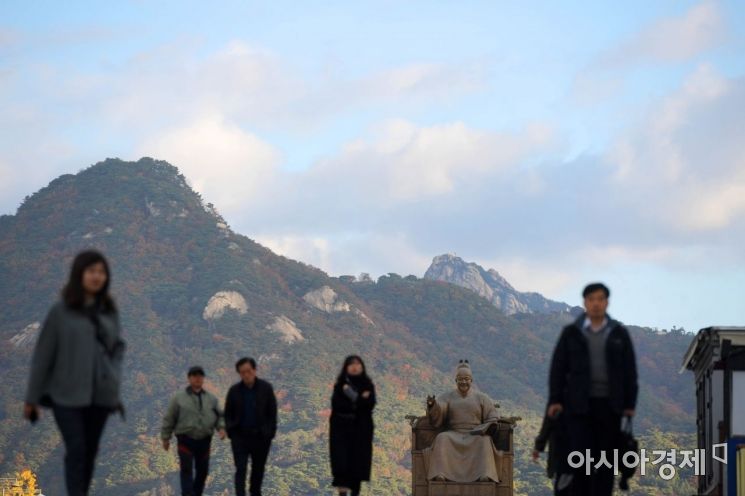 [포토]가을 단풍 속 출근길