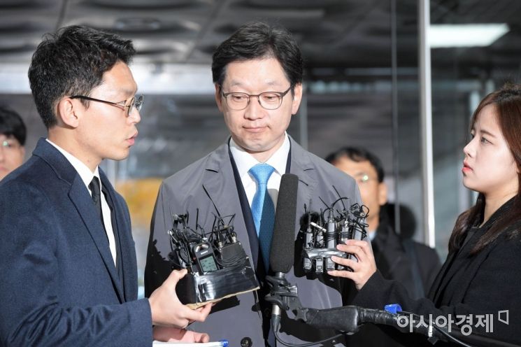 김경수 경남도지사가 29일 서울 서초구 서울중앙지방법원에서 열린 드루킹 사건 관련 첫 공판에 출석하며 취재진의 질문을 받고 있다. /문호남 기자 munonam@