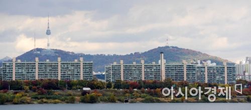 쌀쌀한 가을 날씨를 보인 29일 서울 서초구 반포한강공원에서 바라본 남산이 단풍으로 물들어가고 있다. /문호남 기자 munonam@