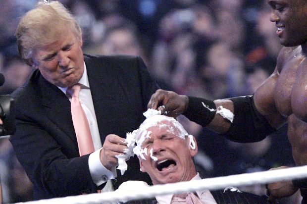 <레슬매니아 23>에 직접 출연하기도 했던 도널드 트럼프 미국 대통령. 당시 빈스 맥마흔 WWE 회장의 머리를 깎는 퍼포먼스를 선보여 화제가 되었다. 사진=AP/연합