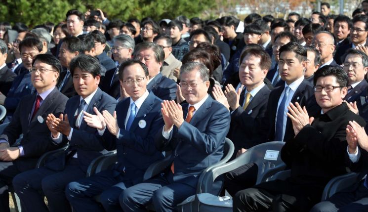 문 대통령 "지역 제조업 어려워져 경제 어려움…지역경제부터 살리겠다"