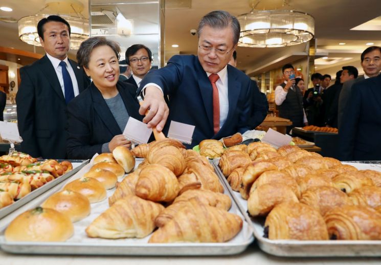 문재인 대통령이 30일 오후 전북 군산의 유명 빵집 이성당을 찾아 빵을 고르고 있다.
사진=청와대