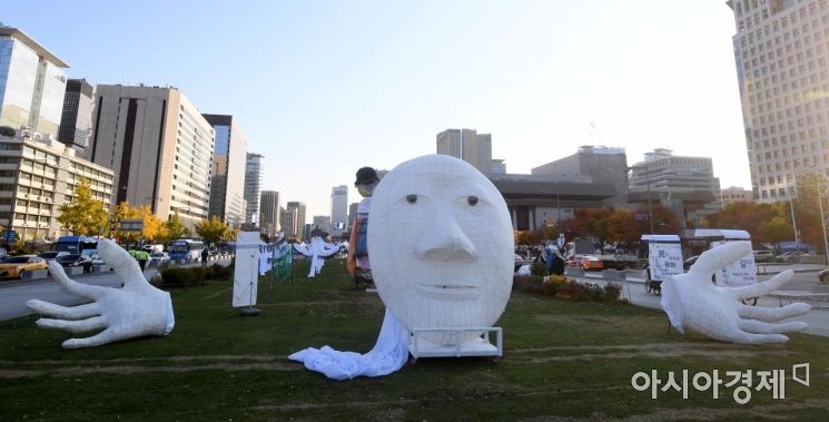 [포토] 광화문광장에 펼쳐진 평화기원 설치미술전