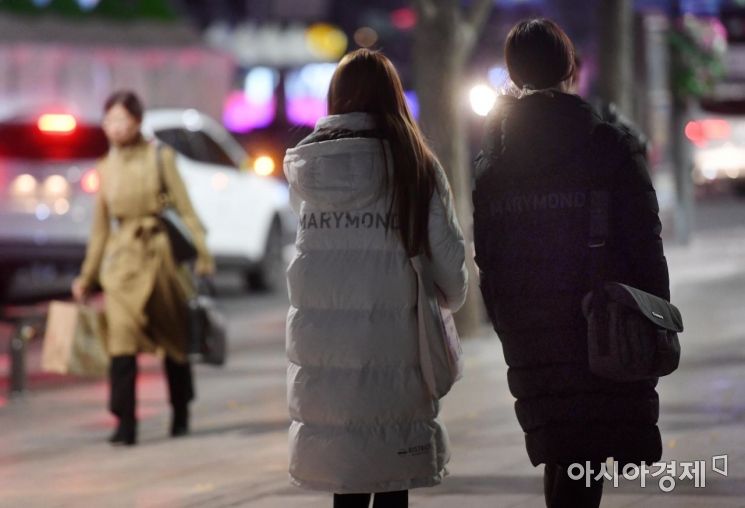 쌀쌀한 초겨울 날씨를 보인 30일 서울 광화문 거리에서 시민들이 두터운 옷차림으로 퇴근길 발걸음을 재촉하고 있다./김현민 기자 kimhyun81@