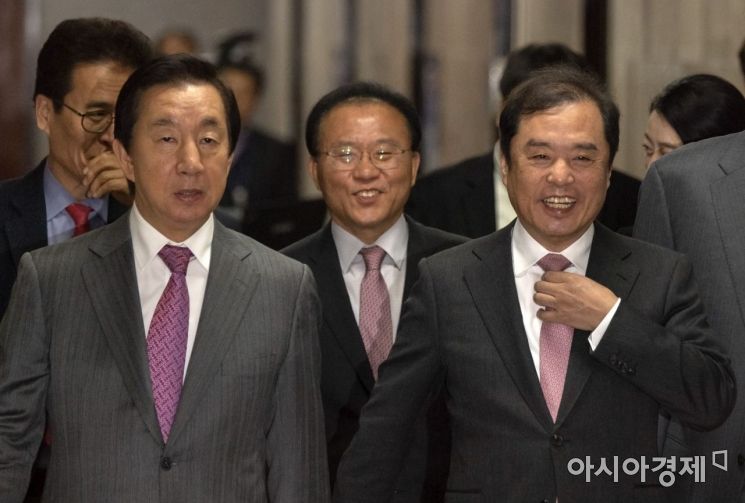 [포토] 회의 참석하는 김병준 비대위원장