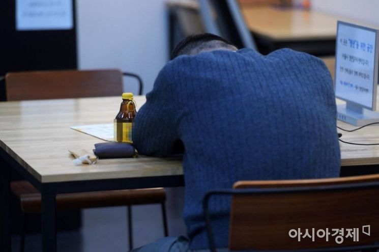 서울 중구 청년일자리센터에서 한 취업준비생이 휴식을 취하고 있다. 사진은 기사 중 특정표현과 관계 없음. 사진=문호남 기자 munonam@