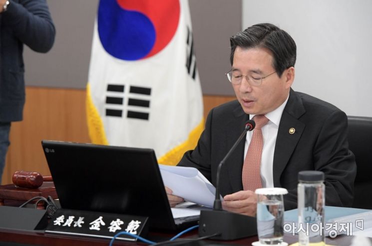 김용범 금융위원회 부위원장 겸 증권선물위원장이 31일 서울 종로구 정부서울청사에서 열린 삼성바이오로직스 분식회계 의혹에 대한 재감리 안건 논의에 앞서 모두발언을 하고 있다. /문호남 기자 munonam@