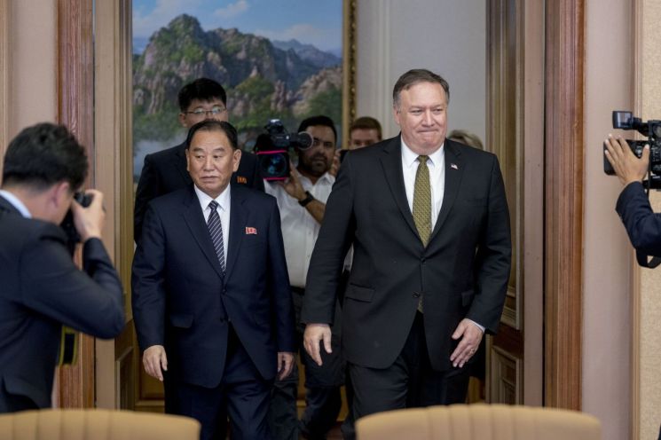 김영철(왼쪽) 북한 노동당 부위원장과 마이크 폼페이오 미국 국무장관. [이미지출처=연합뉴스]