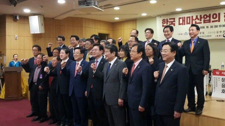 맨 앞줄 왼쪽에서 다섯번째가 정우택 자유한국당 의원, 네번째는 같은 당 김광림 의원.(사진제공=뉴프라이드)