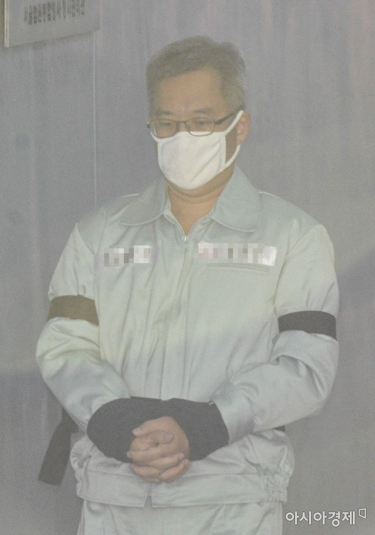 정치자금법 위반 혐의를 받고 있는 드루킹 김모씨가 1일 서울 서초구 서울중앙지방법원에서 열린 1차 공판에 출석하기 위해 법정으로 들어서고 있다./강진형 기자aymsdream@