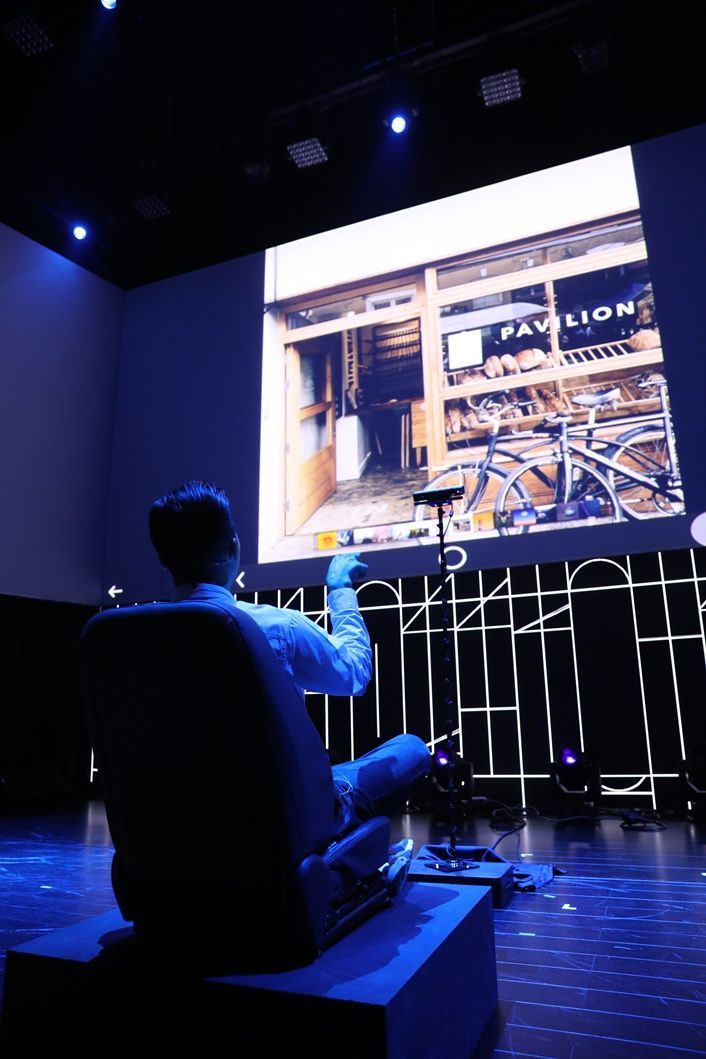 1일 콘텐츠임팩트2018 쇼케이스에서 김석중 브이터치 대표가 모바일 플레이룸 프로젝트를 시연하고 있다. 손이 직접 닿지 않아도 가리킨 위치와 움직임을 인식해 원거리 가상터치 제스처를 구현할 수 있다.