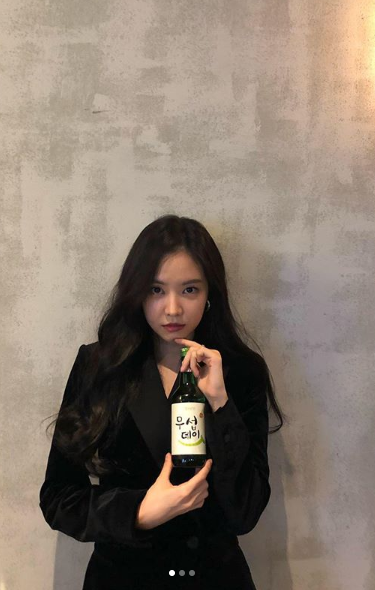 [#스타샷] '런닝맨' 손나은, 소주병 들고 인증샷…"무섭데이"