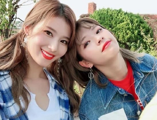 [#스타샷] '트와이스' 사나·정연 생일 축하 인증샷…"빨리 곱창 먹으러 가자"