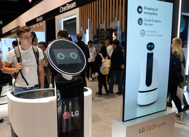 "보고서 써주는 로봇으로 월3000시간 단순업무 줄여"...LG, 'AI 빅데이터 데이' 개최