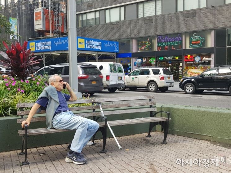 산책을 즐기고 있는 뉴욕의 노인.(사진=송승윤 기자)