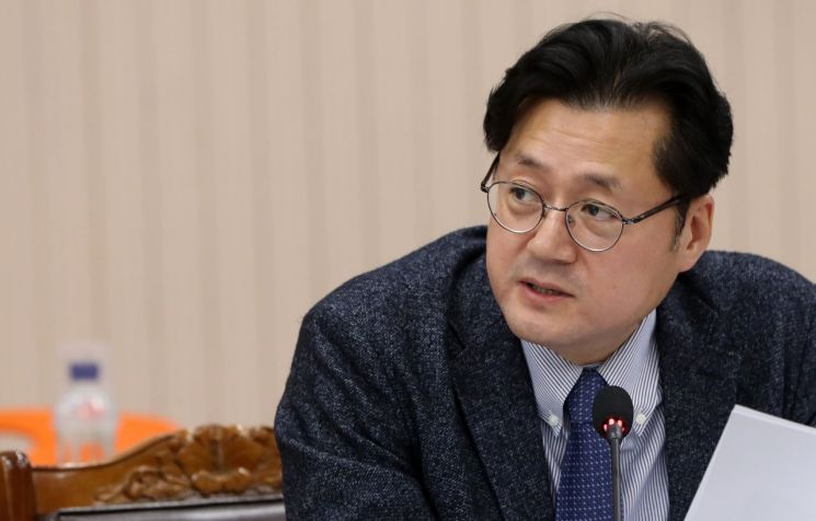 민주당 "꼴뚜기 뛰니 망둥이도 뛰는것...신재민, 응분의 책임 따를것"